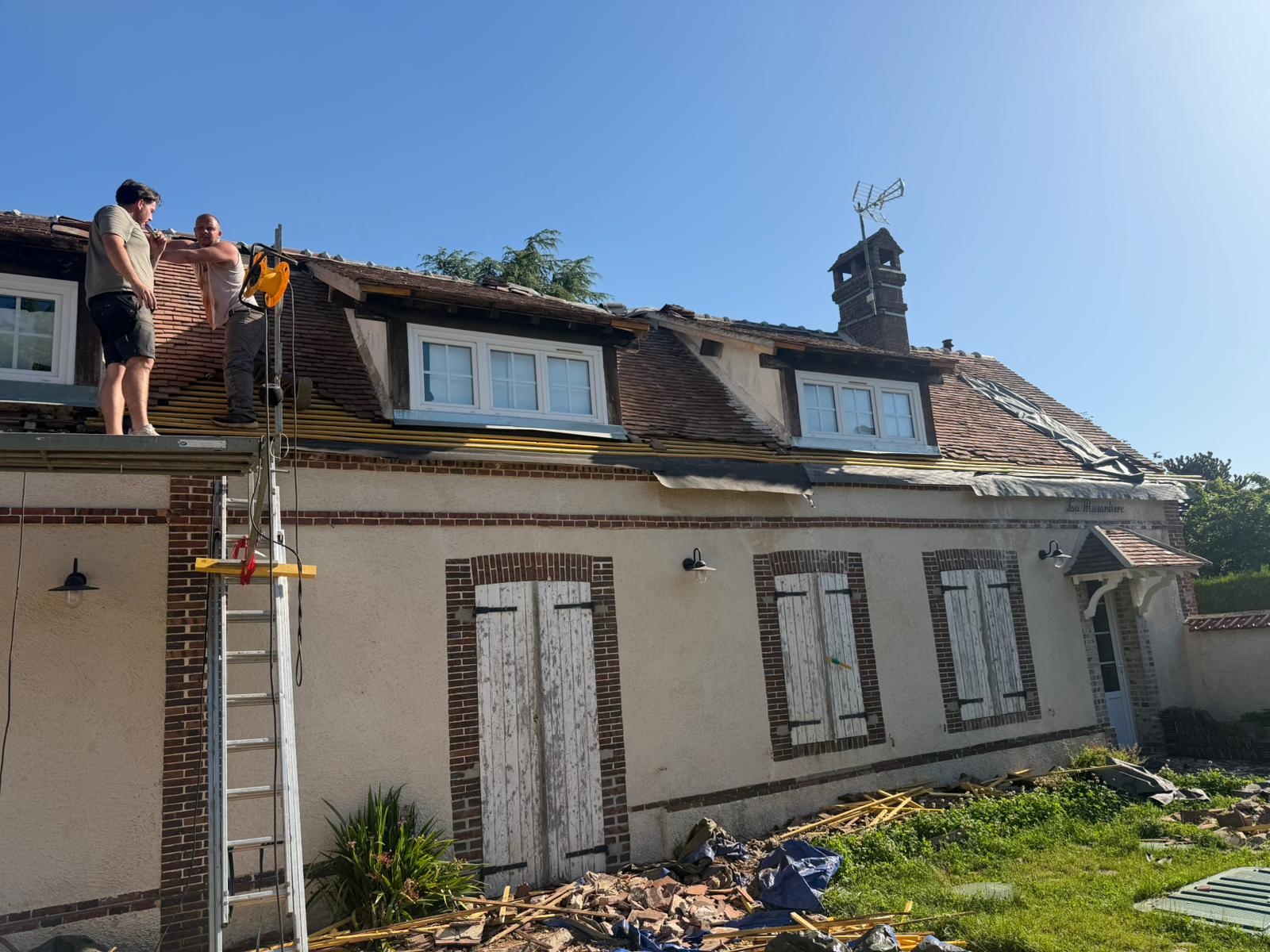 Rénovation de toiture et lucarnes en tuiles plates à Mesnils-sur-Iton par S.A Couverture